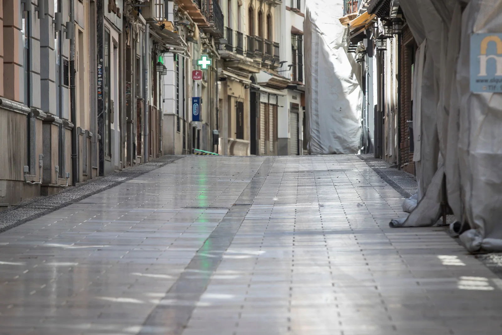 Recorremos, en plena cuarentena, las calles y plazas de la capital que constituyen el paso obligatorio de las estaciones de penitencia de las hermandades de la ciudad