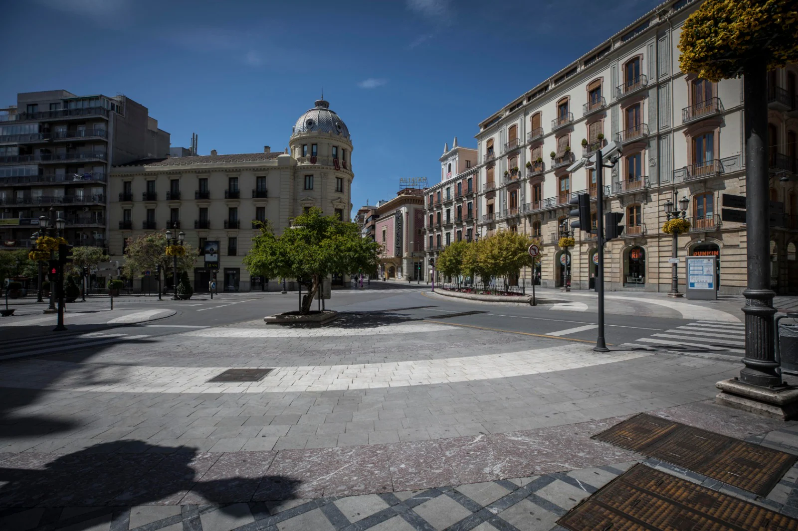 Recorremos, en plena cuarentena, las calles y plazas de la capital que constituyen el paso obligatorio de las estaciones de penitencia de las hermandades de la ciudad