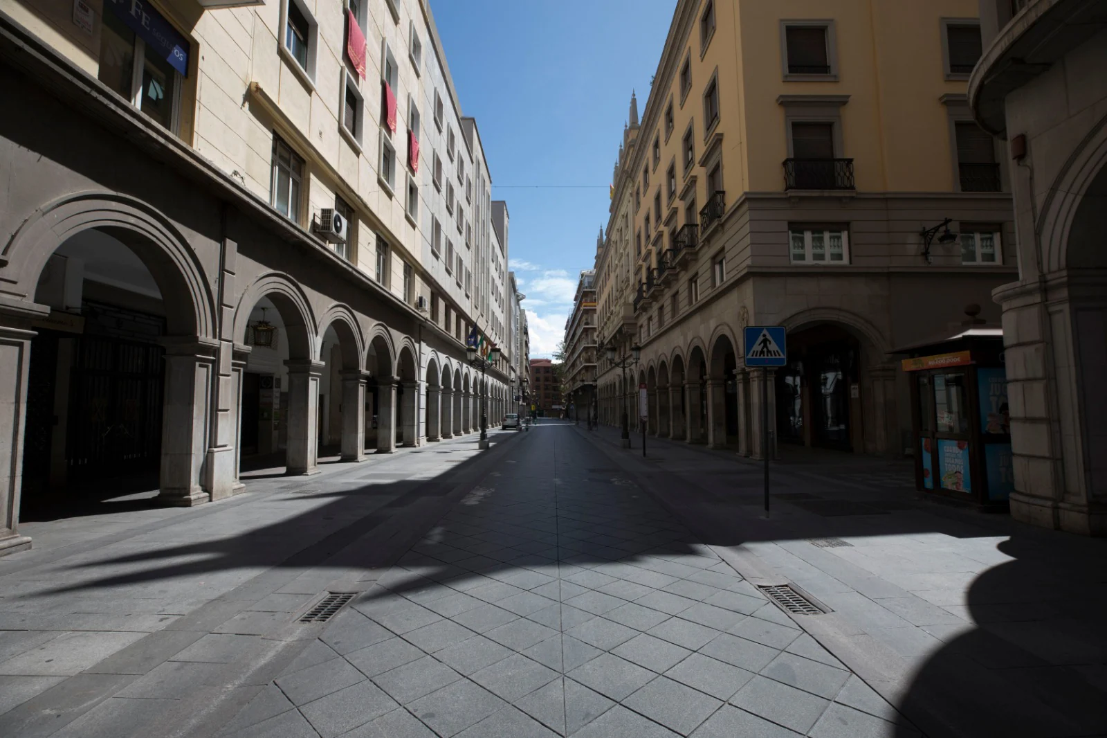 Recorremos, en plena cuarentena, las calles y plazas de la capital que constituyen el paso obligatorio de las estaciones de penitencia de las hermandades de la ciudad