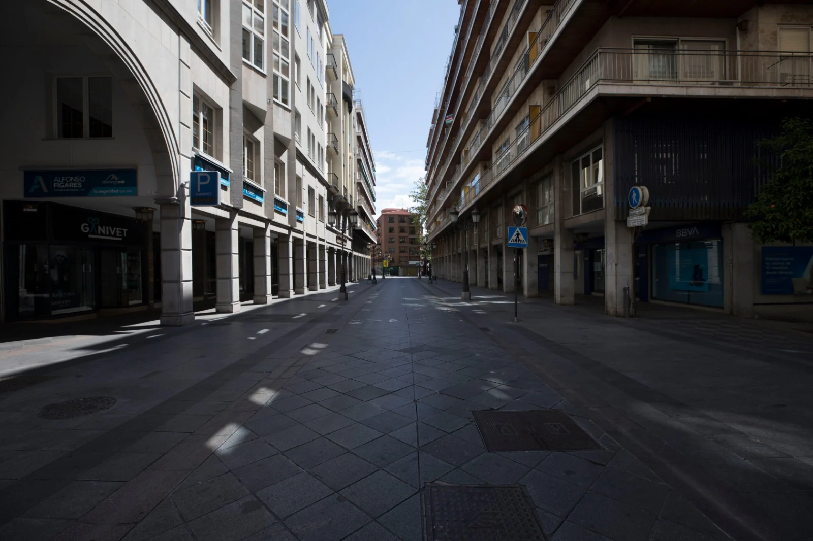 Recorremos, en plena cuarentena, las calles y plazas de la capital que constituyen el paso obligatorio de las estaciones de penitencia de las hermandades de la ciudad