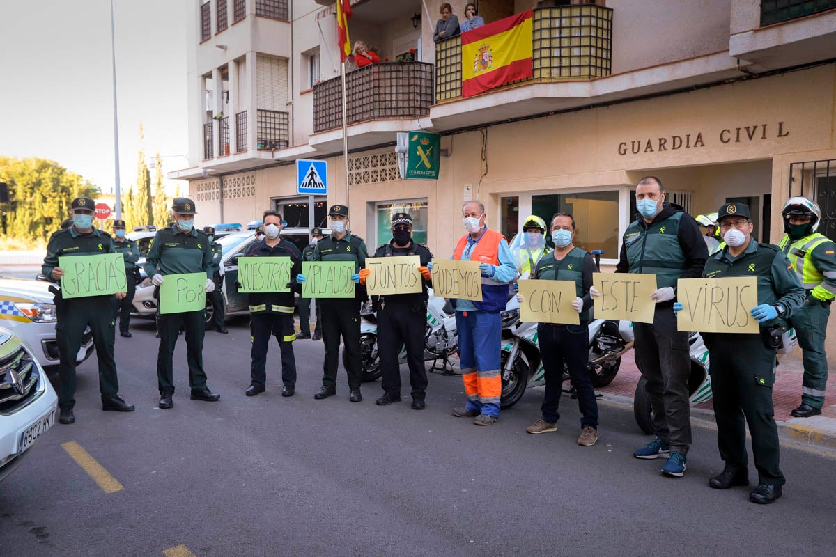 La Guardia Civil y la Policía Local amenizan las tardes a los vecinos y agradecen la labor del personal esencial con visitas y aplausos diarios