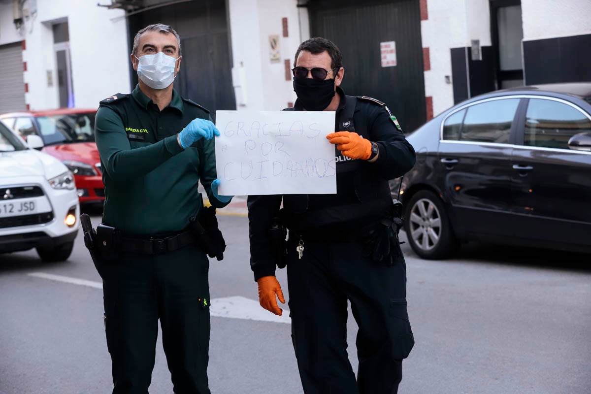 La Guardia Civil y la Policía Local amenizan las tardes a los vecinos y agradecen la labor del personal esencial con visitas y aplausos diarios