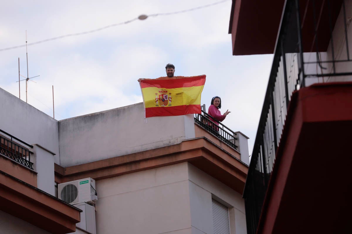 La Guardia Civil y la Policía Local amenizan las tardes a los vecinos y agradecen la labor del personal esencial con visitas y aplausos diarios