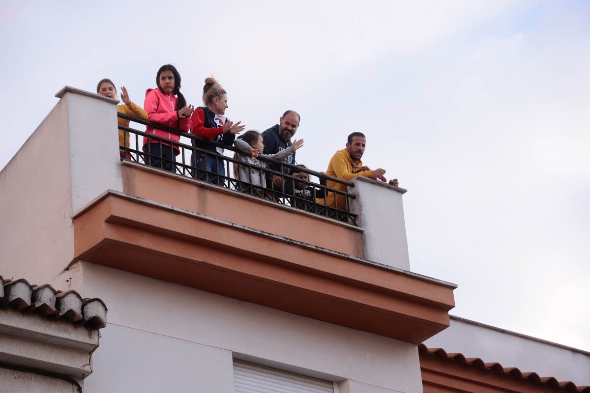 La Guardia Civil y la Policía Local amenizan las tardes a los vecinos y agradecen la labor del personal esencial con visitas y aplausos diarios