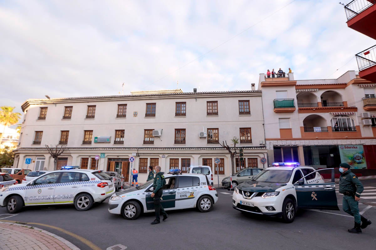 La Guardia Civil y la Policía Local amenizan las tardes a los vecinos y agradecen la labor del personal esencial con visitas y aplausos diarios