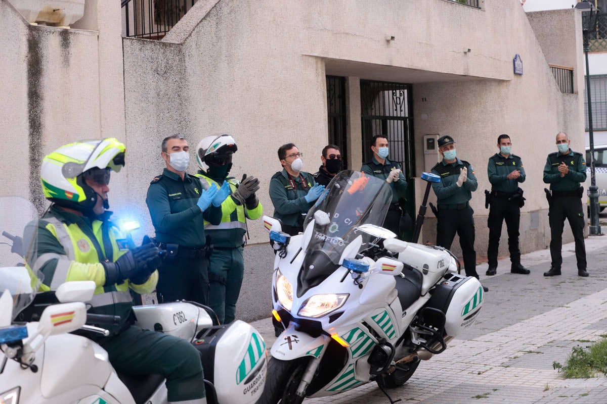 La Guardia Civil y la Policía Local amenizan las tardes a los vecinos y agradecen la labor del personal esencial con visitas y aplausos diarios