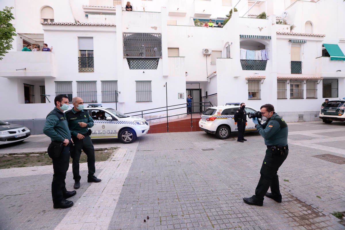 La Guardia Civil y la Policía Local amenizan las tardes a los vecinos y agradecen la labor del personal esencial con visitas y aplausos diarios