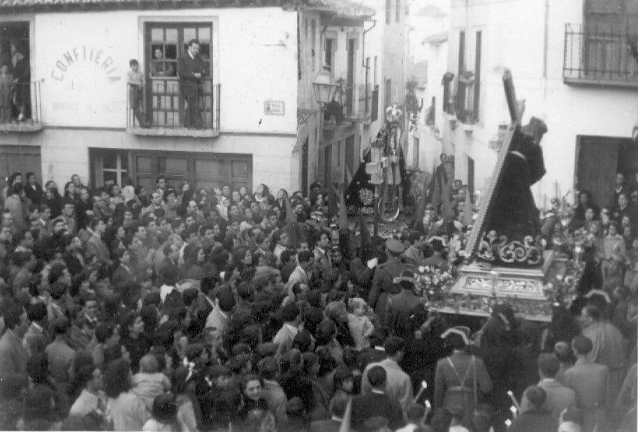 El Nazareno salía de las ruinas del Salvador y se unía a la Dolorosa que inciaba su procesión desde el templo de San Bartolomé en la plaza Larga, en la tradicional procesión del Vía Crucis por el Albaicín en 1917