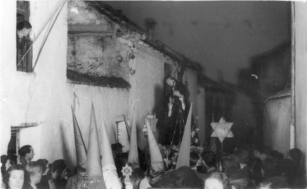 A las seis de la madrugada del Viernes Santo, aún de noche, comenzaba el emotivo Vía Crucis que con las primeras luces del alba hacía su entrada por San Miguel Alto. Año 1943