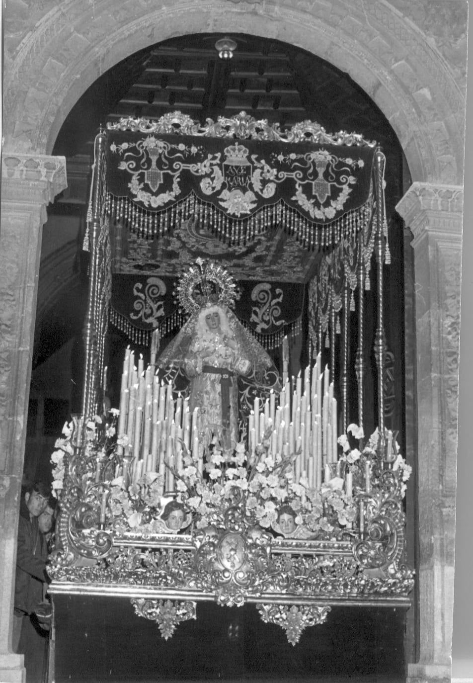 La imagen de la Esperanza sale de la iglesia de la iglesia de San Gil y Santa Ana, para iniciar su recorrido procesional por las calles de la capital granadina.