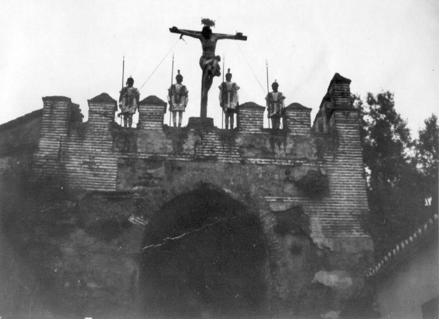 Entre los bellos rincones que recorría el Vía Crucis estaba el del morisco arco de Fajalauza, donde le esperaban una pintoresca guardia de soldados romanos