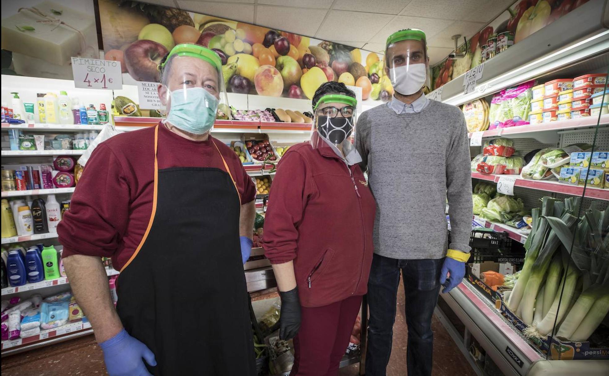 Elena y los dos Miguel, padre e hijo, en el supermercado Hemi.