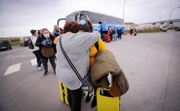 Familiares de los jóvenes los han recibido en su llegada a Motril.