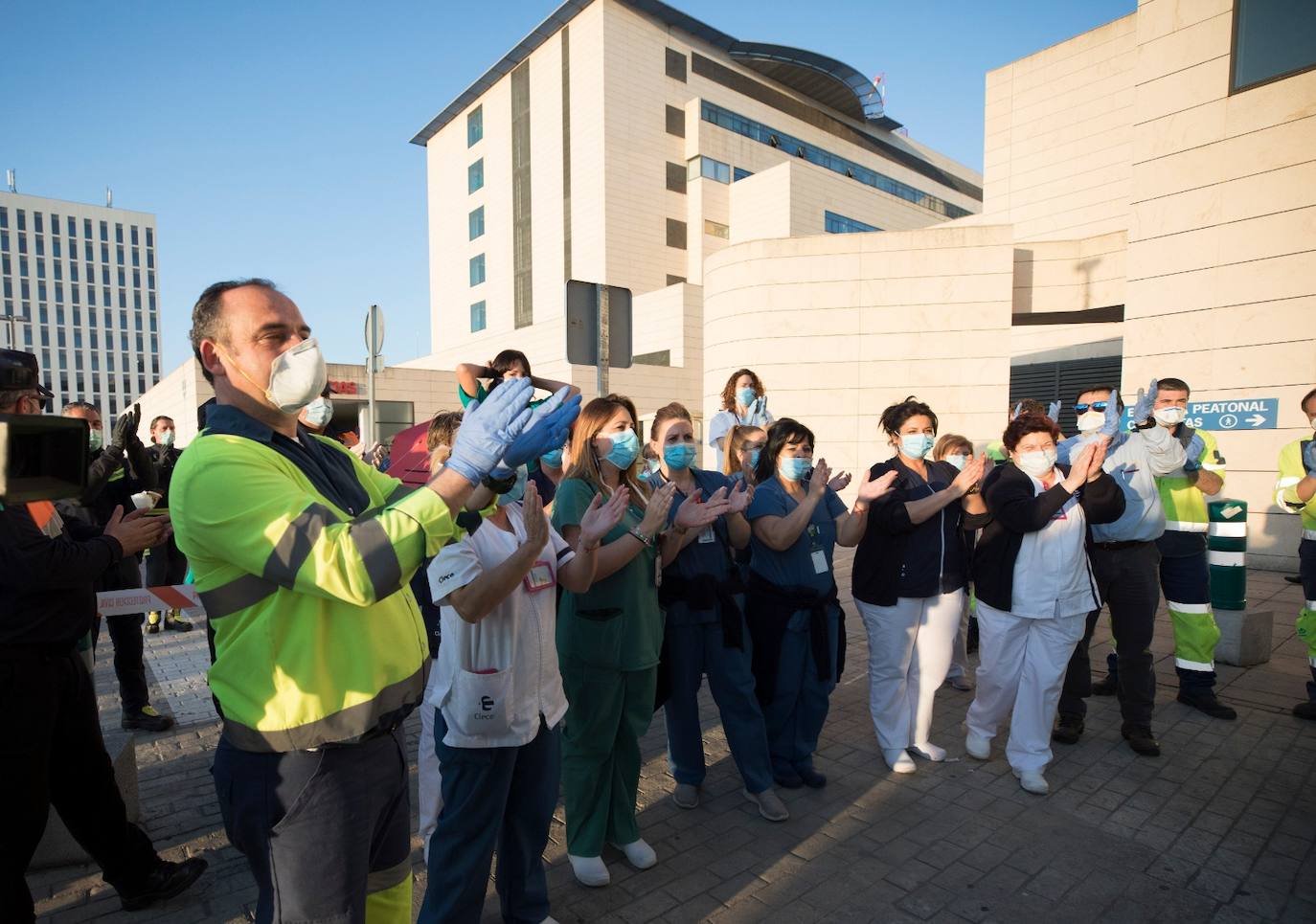 En la tarde de este martes, 20 camiones de Inagra han ido al PTS, coordinados con la Policía Local, a realizar un doble aplauso a la sanidad 