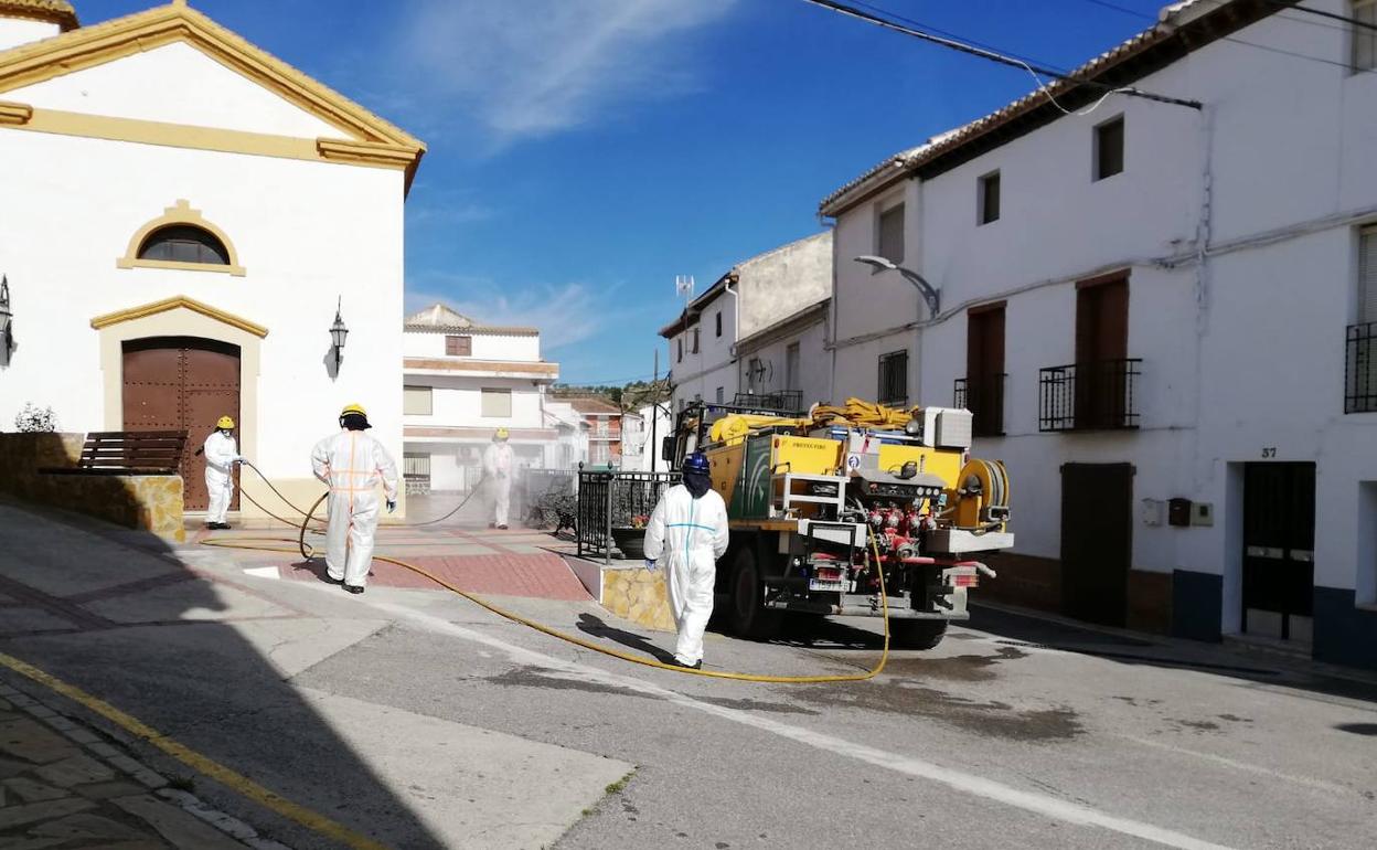 Infoca comienza las labores de desinfección en varios municipios de Granada