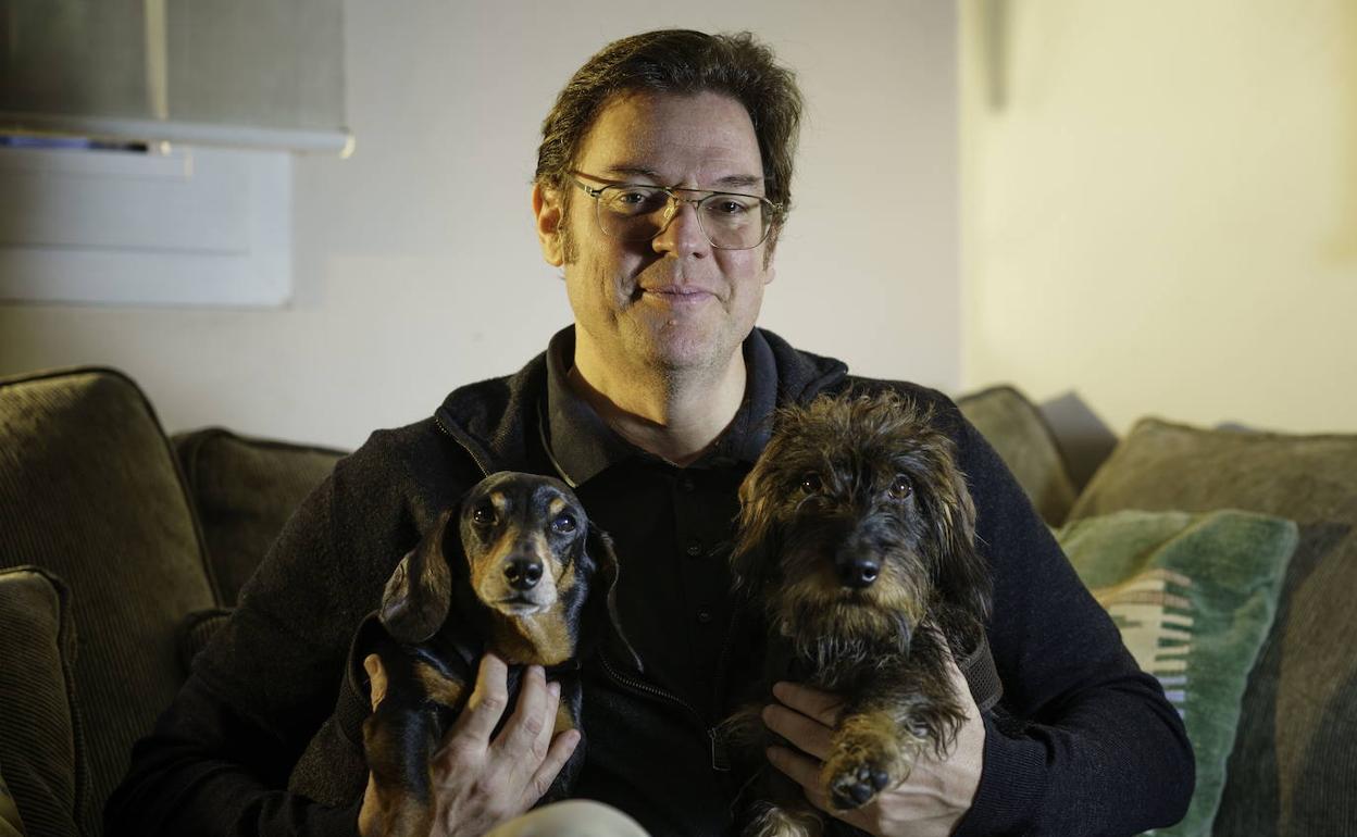 El productor Álvaro Longoria, con sus dos mascotas, en su casa de Madrid.