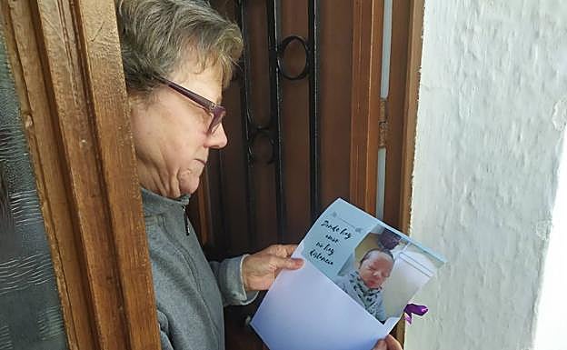 Otra de las tías mira la foto. 