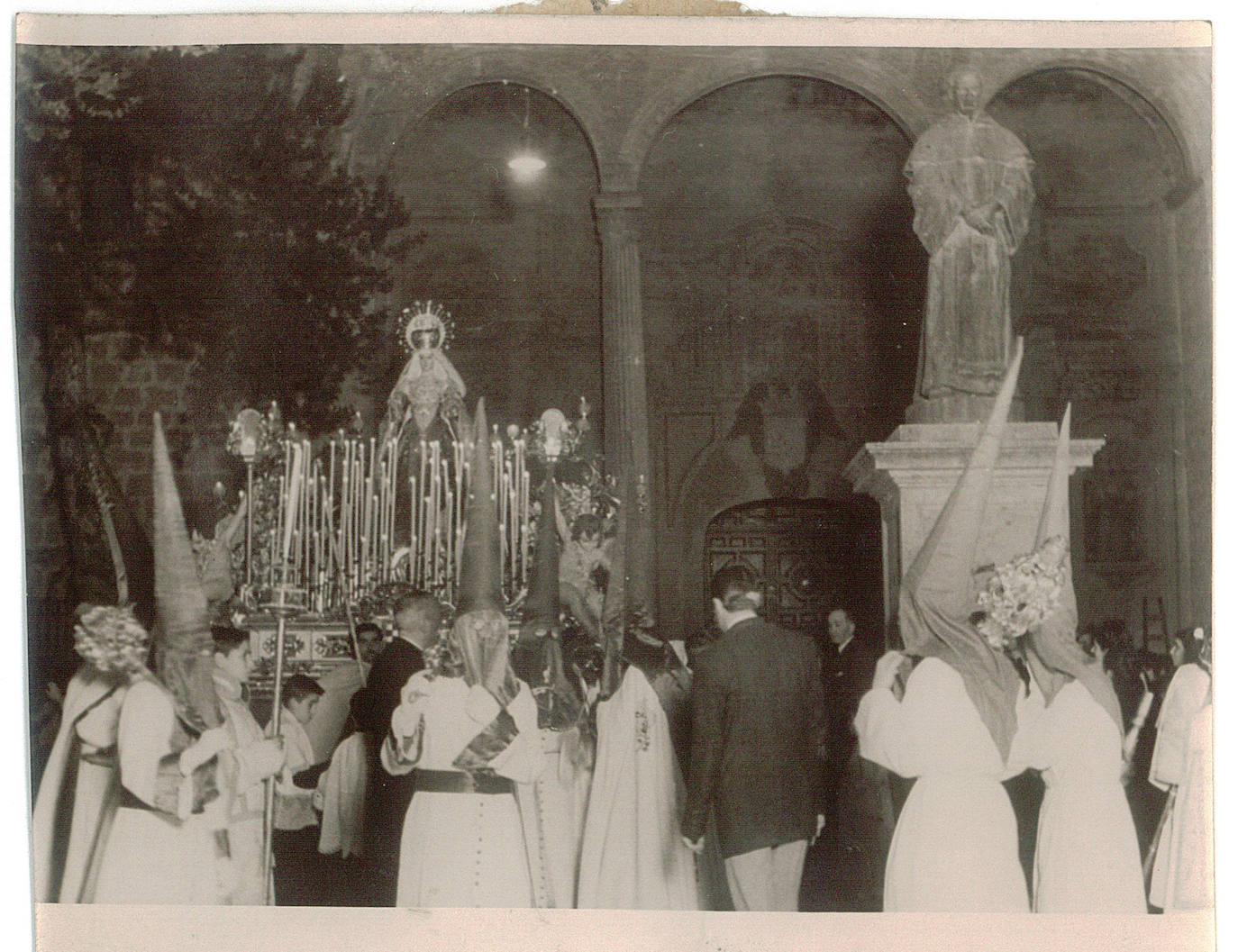 Comenzó haciendo estación de penitencia el Sábado de Gloria y la primera imagen de la Virgen que sacó en procesión la Cofradía, es la de la Virgen del Rosario 'de Gloria. En la imagen, en Santo Domingo en 1949