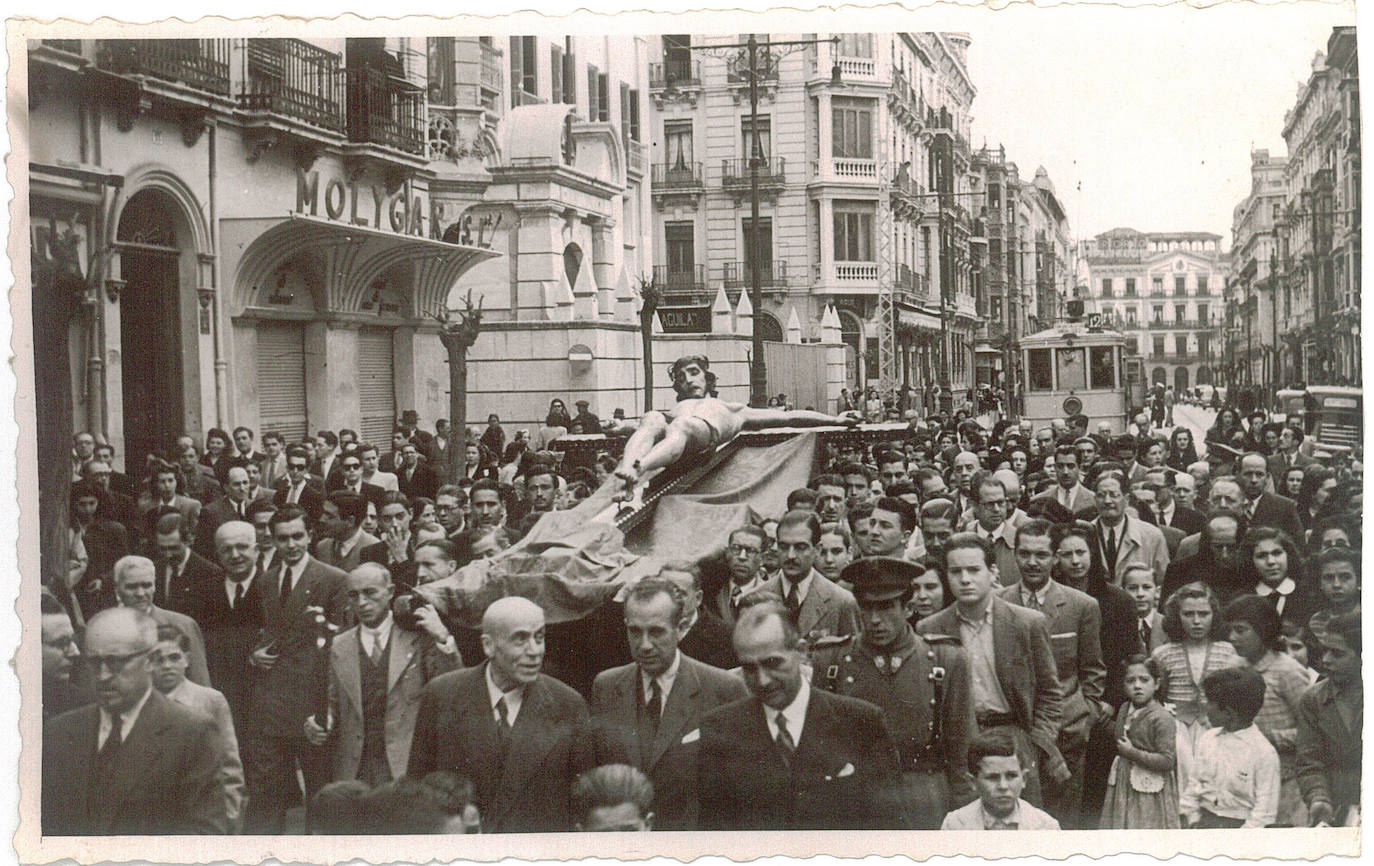 Preciosa imagen del momento del traslado del Cristo del Silencio a su paso por Gran Vía