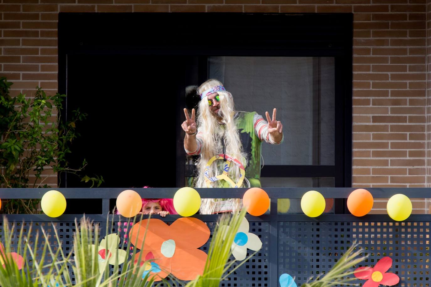 Fotos: Las fiestas temáticas de una urbanización de Granada contra el coronavirus