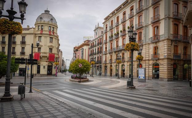 Imagen principal - Centro, Realejo y Albaicín estuvieron este Jueves Santo vacíos. 