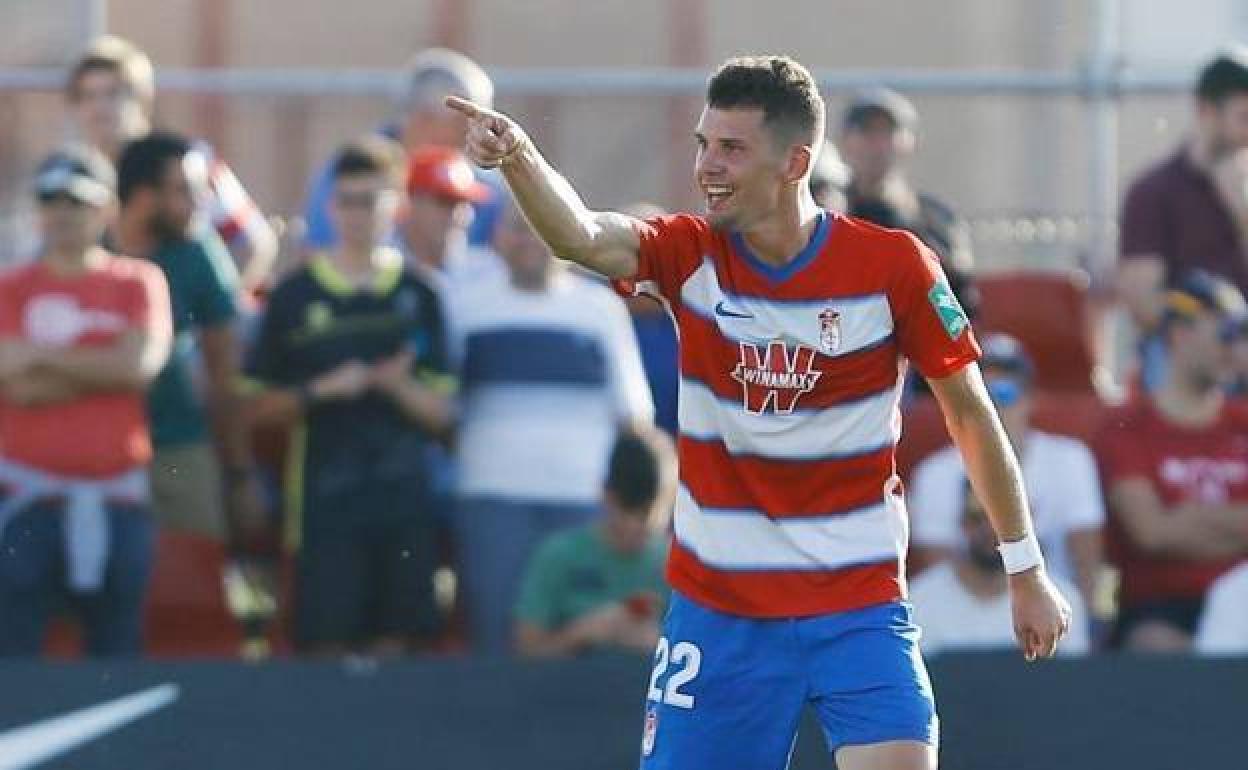 Adrián Butzke celebra su gol al Sanluqueño. 