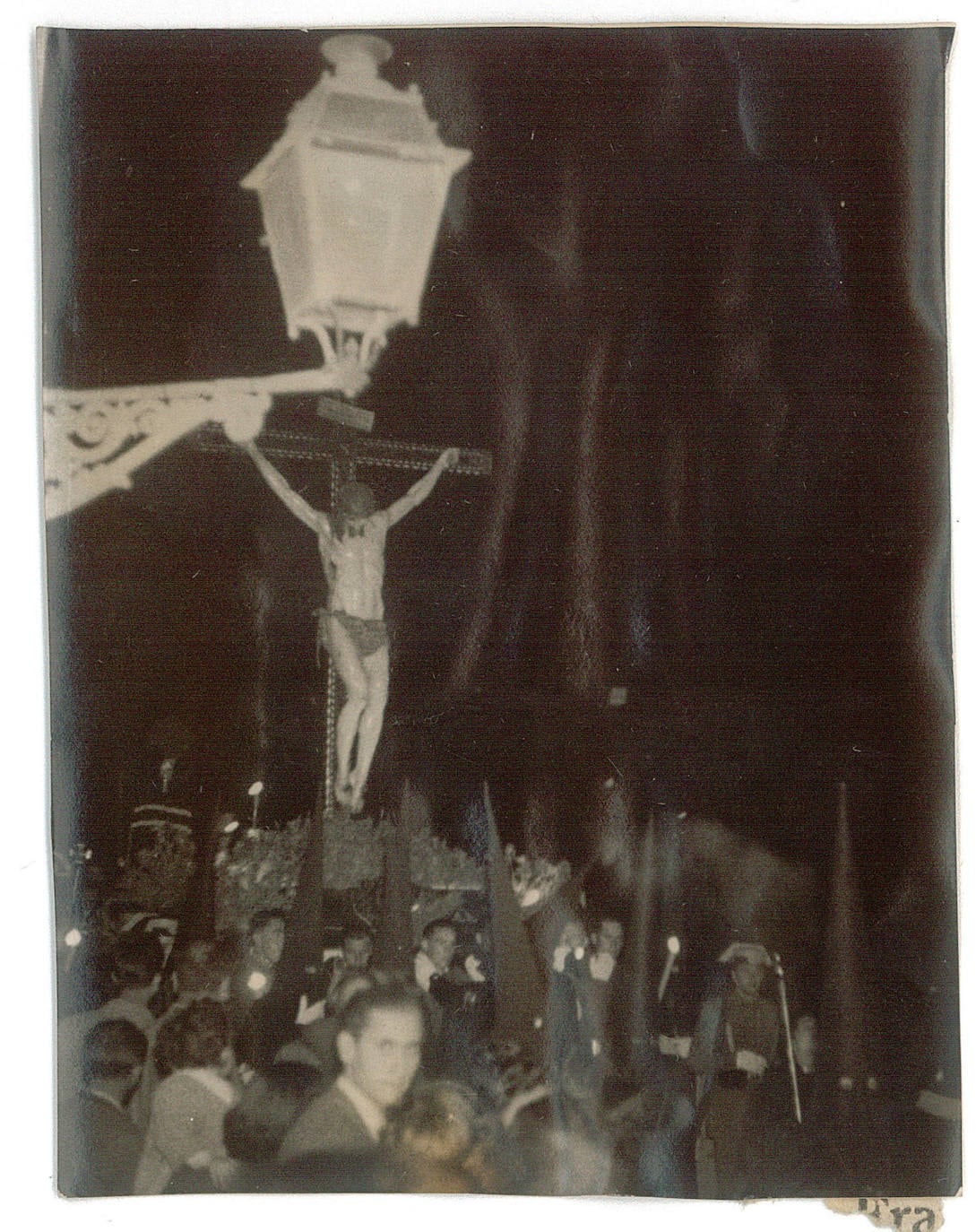 La Hermandad del Silencio se fundó en 1924. Desde sus orígenes procesionó la imagen del crucificado que talló en el siglo XVII José de Mora. Esta fotografía es de 1951