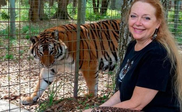 Imagen principal - Carole Baskin, defensora de los grandes felinos y gran enemiga de Joe Exotic; John Finlay, uno de los dos maridos de Joe Exotic, y Baghavan Doc Antle, propietario de otra reserva de animales salvajes y budista polígamo.