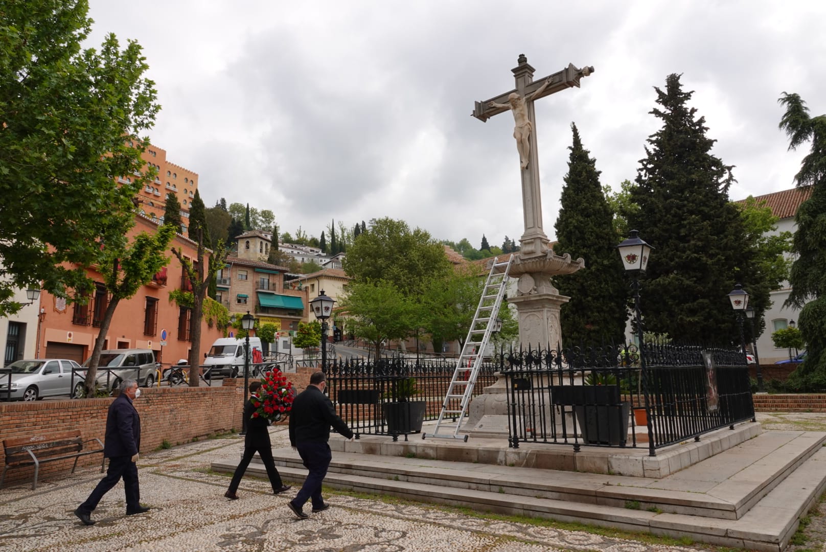 El Cristo del Campo del Príncipe ha recibido hoy su tradicional ofrenda floral a pesar del confinamiento declarado por el estado de alarma. Tres operarios han depositado un ramo junto a la cruz en el único acto de un Viernes Santo sin gente en las calles