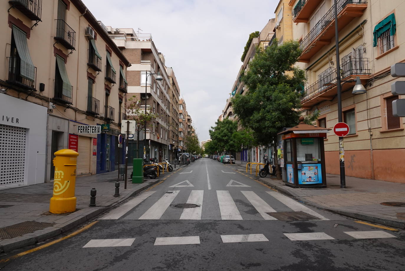 La jornada festiva, con la mayoría de supermercados cerrados, sumada al estado de alarma, deja el Viernes Santo más desértico que se recuerda en la ciudad