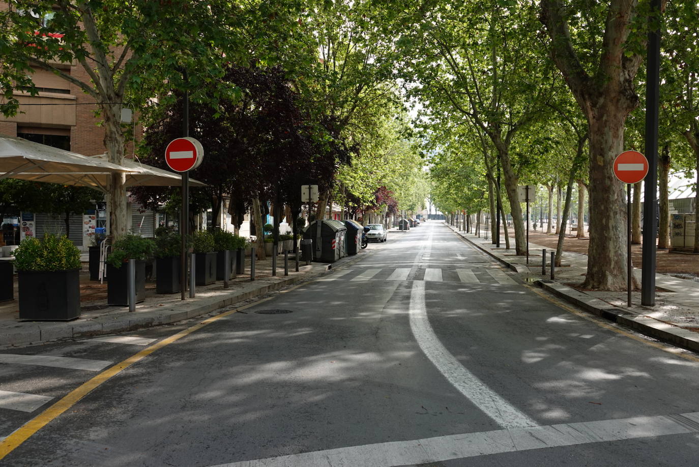 La jornada festiva, con la mayoría de supermercados cerrados, sumada al estado de alarma, deja el Viernes Santo más desértico que se recuerda en la ciudad