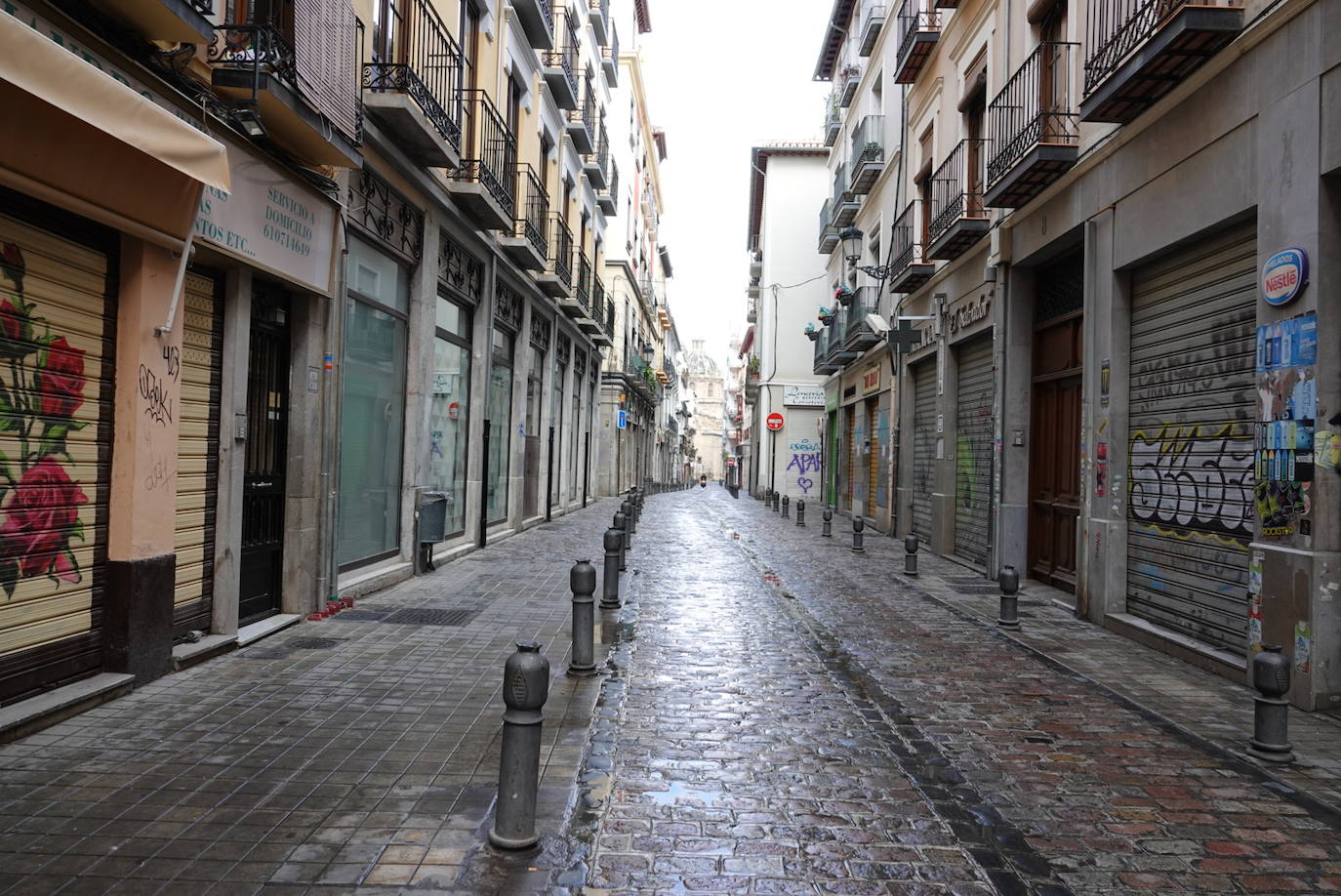 La jornada festiva, con la mayoría de supermercados cerrados, sumada al estado de alarma, deja el Viernes Santo más desértico que se recuerda en la ciudad