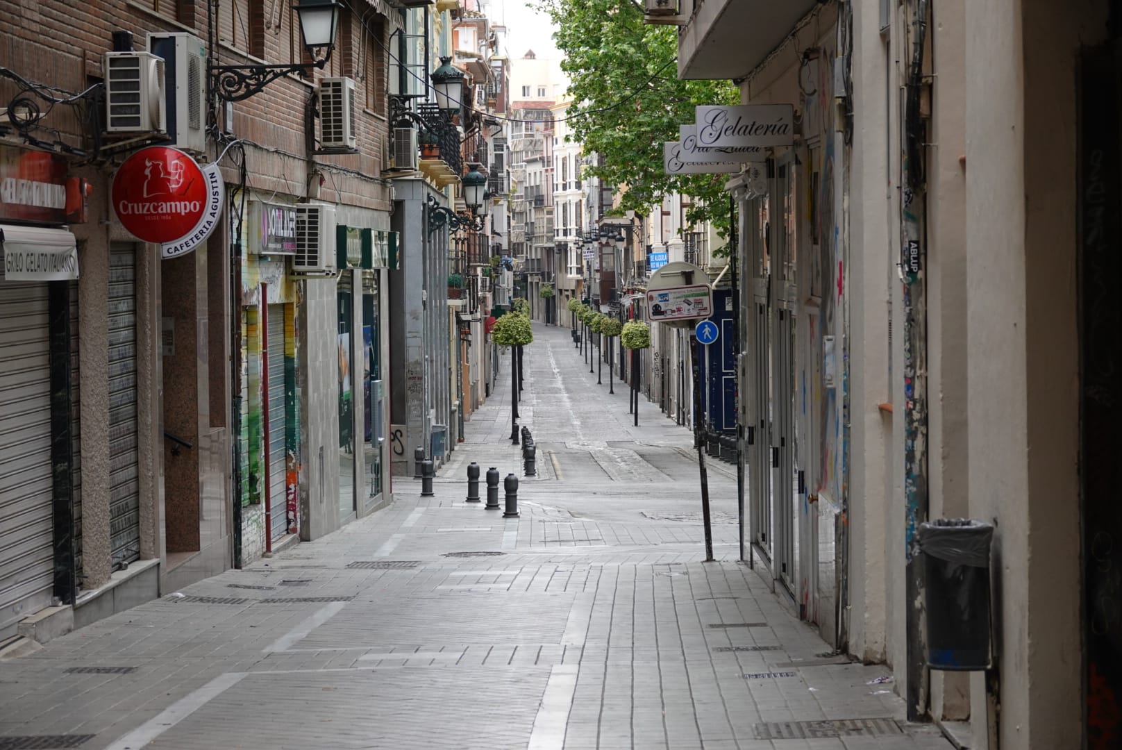 La jornada festiva, con la mayoría de supermercados cerrados, sumada al estado de alarma, deja el Viernes Santo más desértico que se recuerda en la ciudad