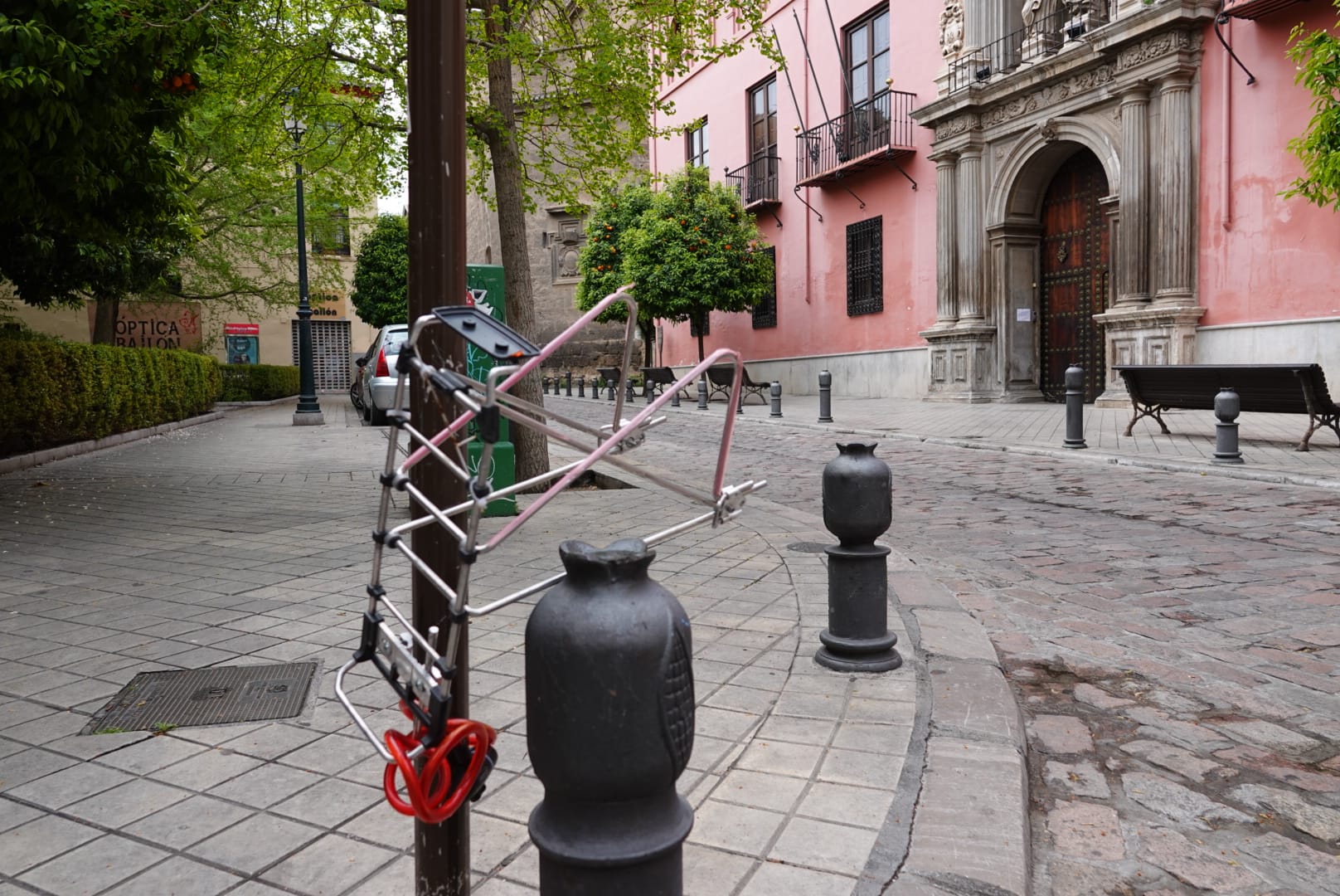 La jornada festiva, con la mayoría de supermercados cerrados, sumada al estado de alarma, deja el Viernes Santo más desértico que se recuerda en la ciudad