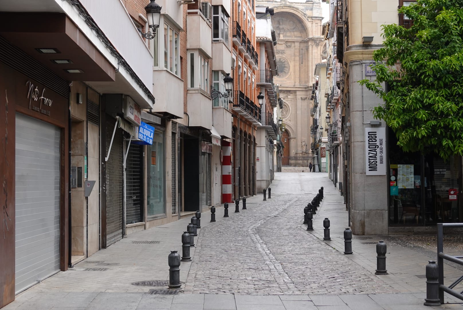 La jornada festiva, con la mayoría de supermercados cerrados, sumada al estado de alarma, deja el Viernes Santo más desértico que se recuerda en la ciudad