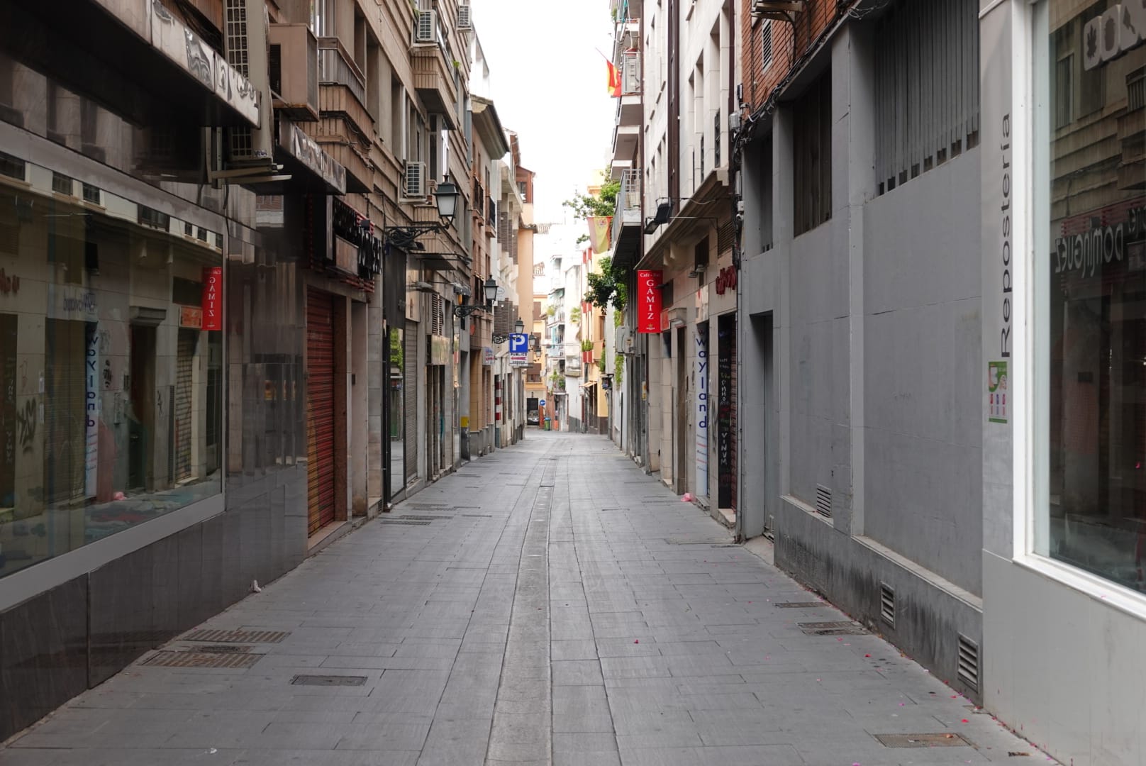 La jornada festiva, con la mayoría de supermercados cerrados, sumada al estado de alarma, deja el Viernes Santo más desértico que se recuerda en la ciudad