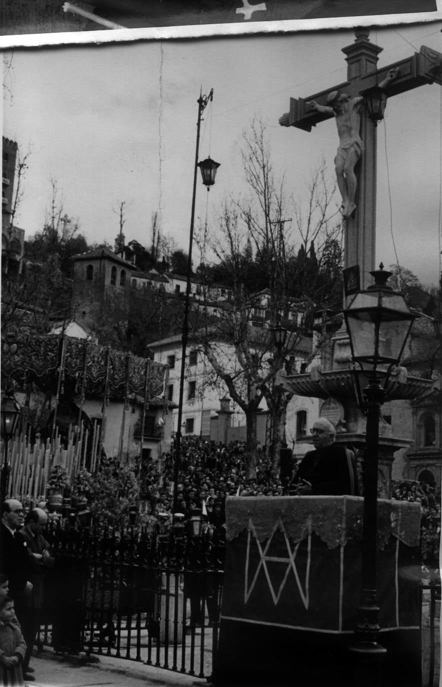 María Santísima de la Misericordia, de la Hermandad de los Favores, abandona San Cecilio y se interna en el Campo del Príncipe