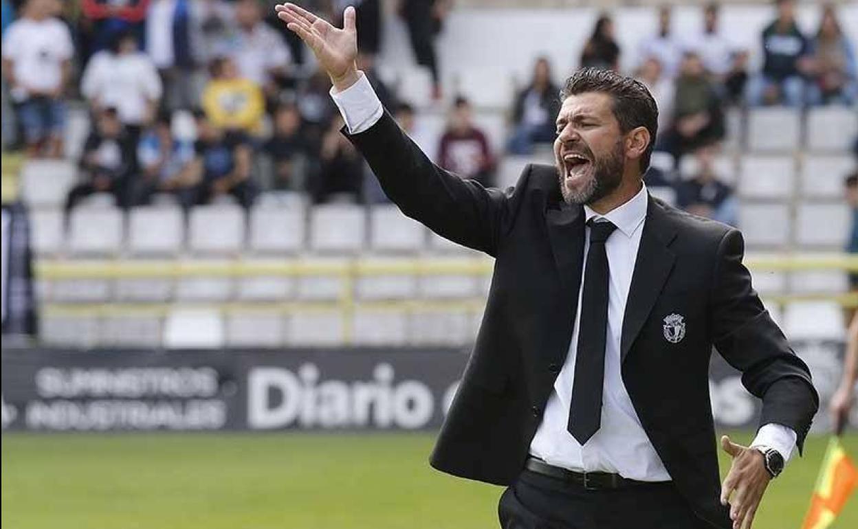 Fernando Estévez, en su última experiencia al frente del Burgos. 