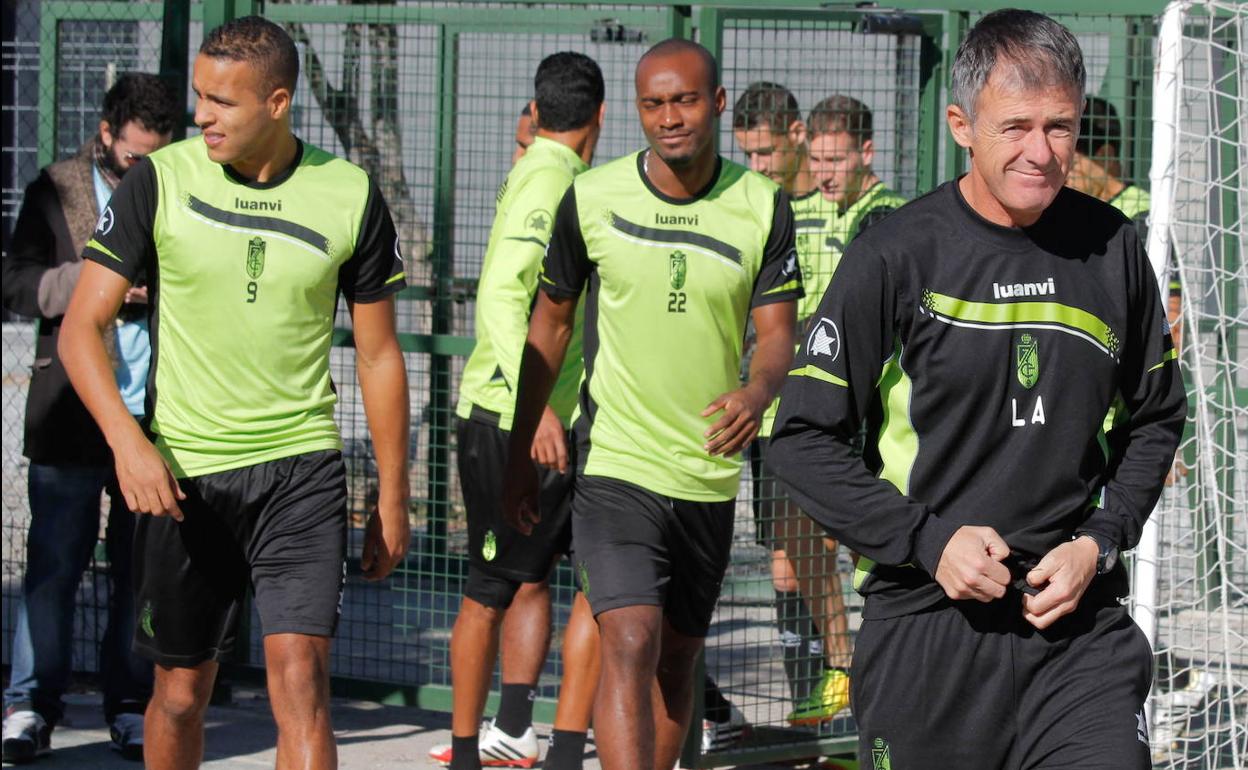 Lucas Alcaraz antes de un entrenamiento en la Ciudad Deportiva de la Diputación en Armilla, en 2013, seguido por El Arabi y Foulquier. 