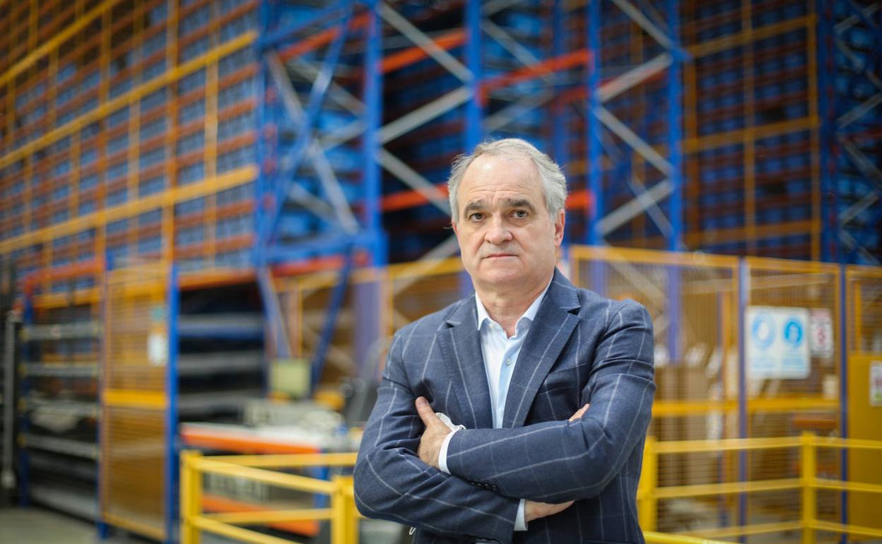 Mingorance, en el almacén de Bidafarma.