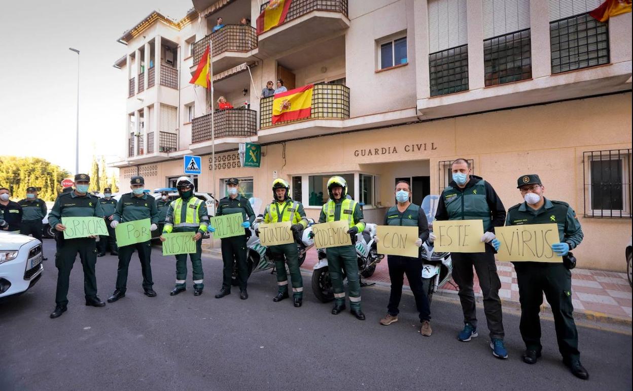 La Guardia Civil participaba junto a la Policía Local en las caravanas y felicitaciones en Salobreña.