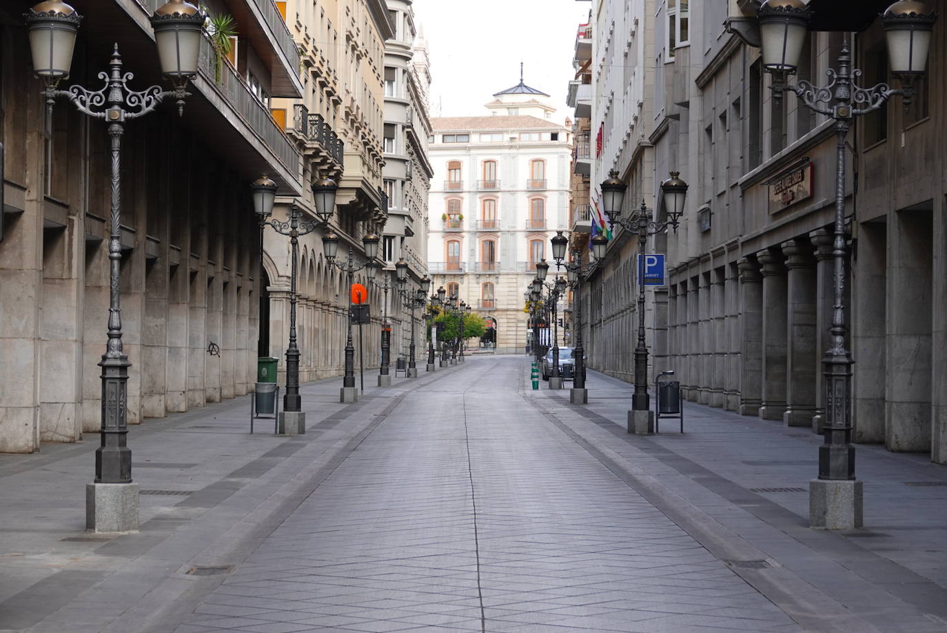 El confinamiento por el estado de alarma deja las calles de Granada absolutamente vacías una en una jornada de tradicional bullicio que se habría visto reforzada por el tiempo despejado