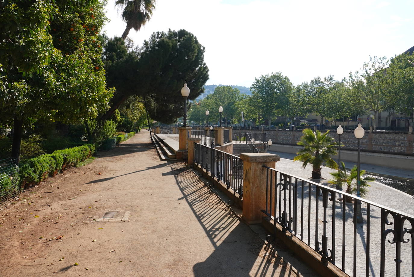 El confinamiento por el estado de alarma deja las calles de Granada absolutamente vacías una en una jornada de tradicional bullicio que se habría visto reforzada por el tiempo despejado