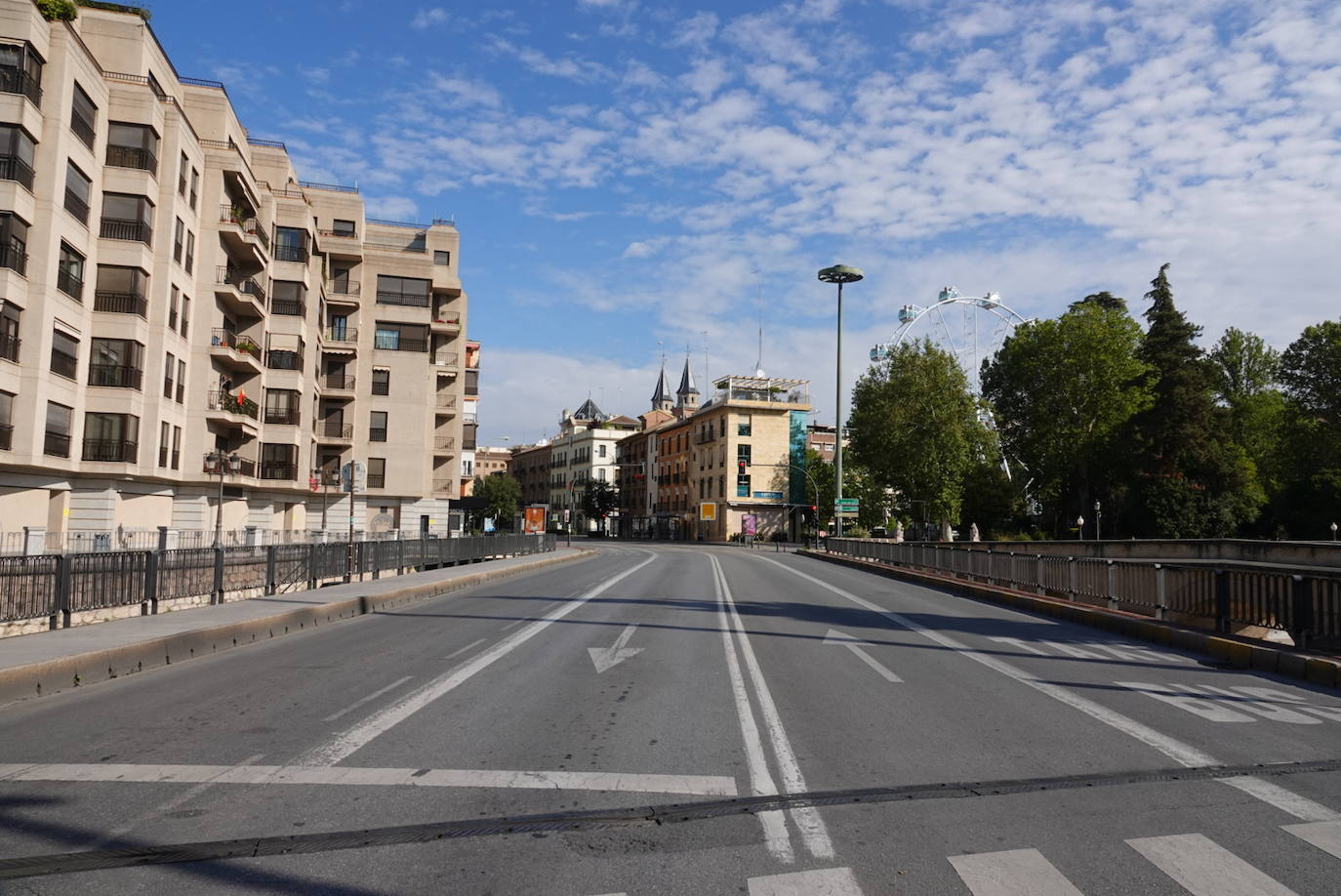 El confinamiento por el estado de alarma deja las calles de Granada absolutamente vacías una en una jornada de tradicional bullicio que se habría visto reforzada por el tiempo despejado