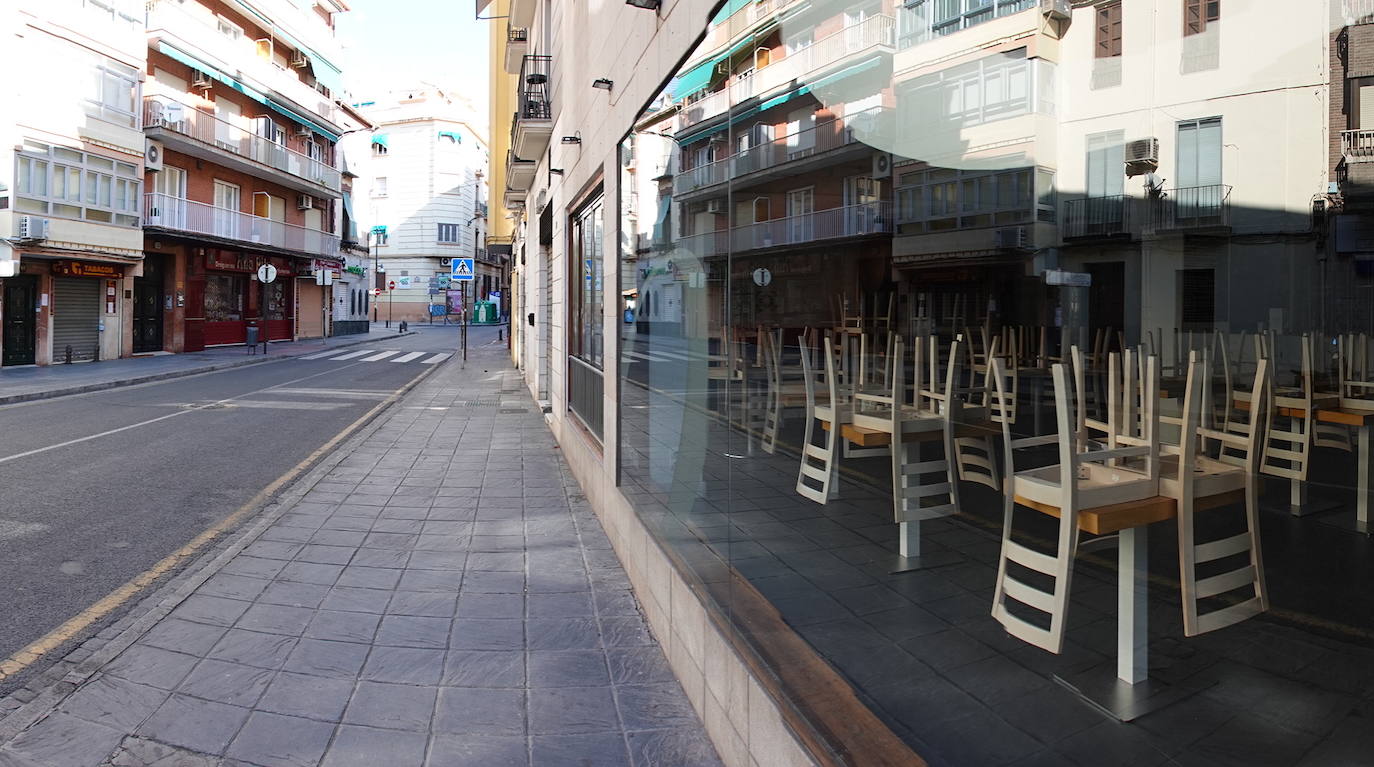 El confinamiento por el estado de alarma deja las calles de Granada absolutamente vacías una en una jornada de tradicional bullicio que se habría visto reforzada por el tiempo despejado