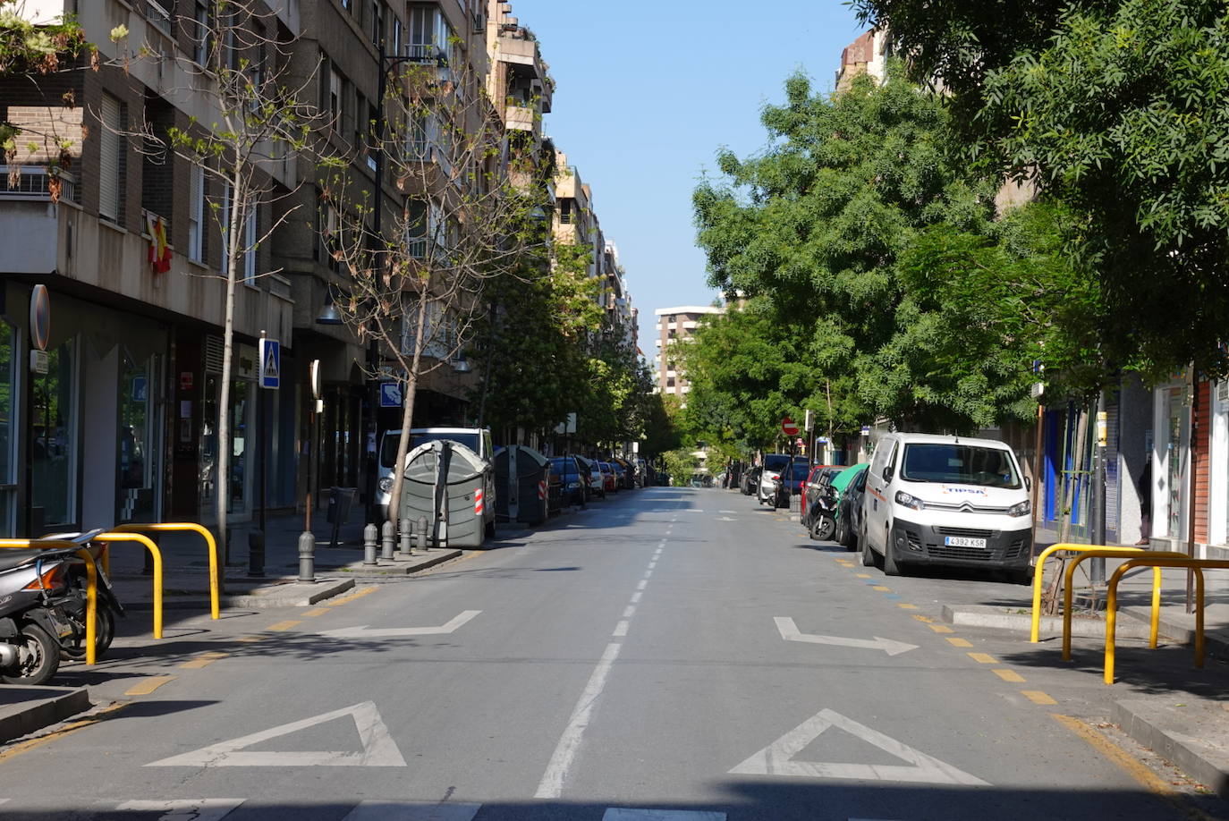 El confinamiento por el estado de alarma deja las calles de Granada absolutamente vacías una en una jornada de tradicional bullicio que se habría visto reforzada por el tiempo despejado