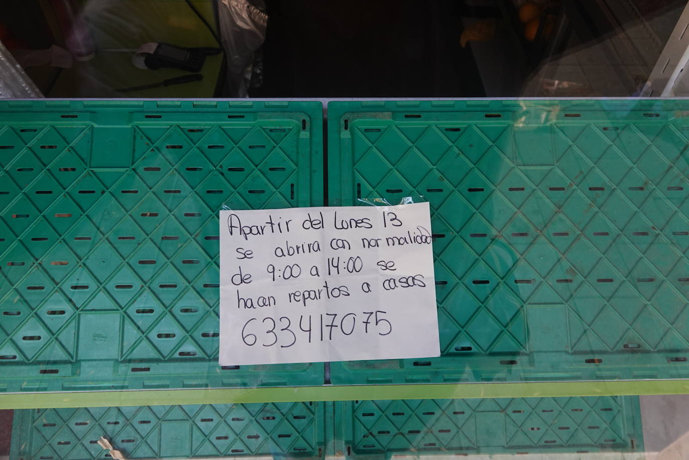 El confinamiento por el estado de alarma deja las calles de Granada absolutamente vacías una en una jornada de tradicional bullicio que se habría visto reforzada por el tiempo despejado