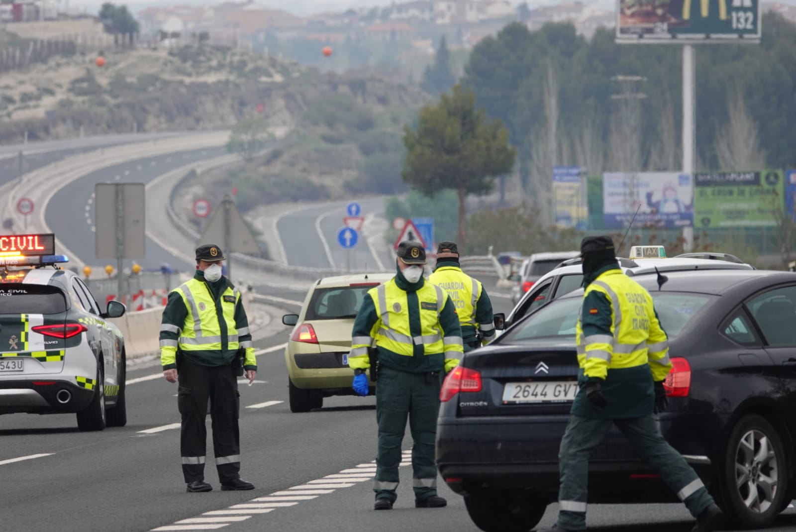 El confinamiento por el estado de alarma deja las calles de Granada absolutamente vacías una en una jornada de tradicional bullicio que se habría visto reforzada por el tiempo despejado