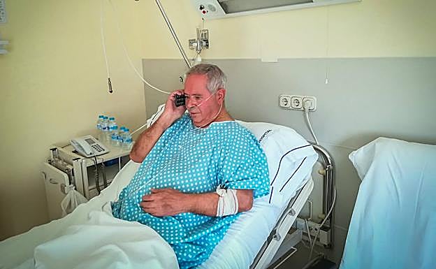 El profesor, durante su ingreso hospitalario.