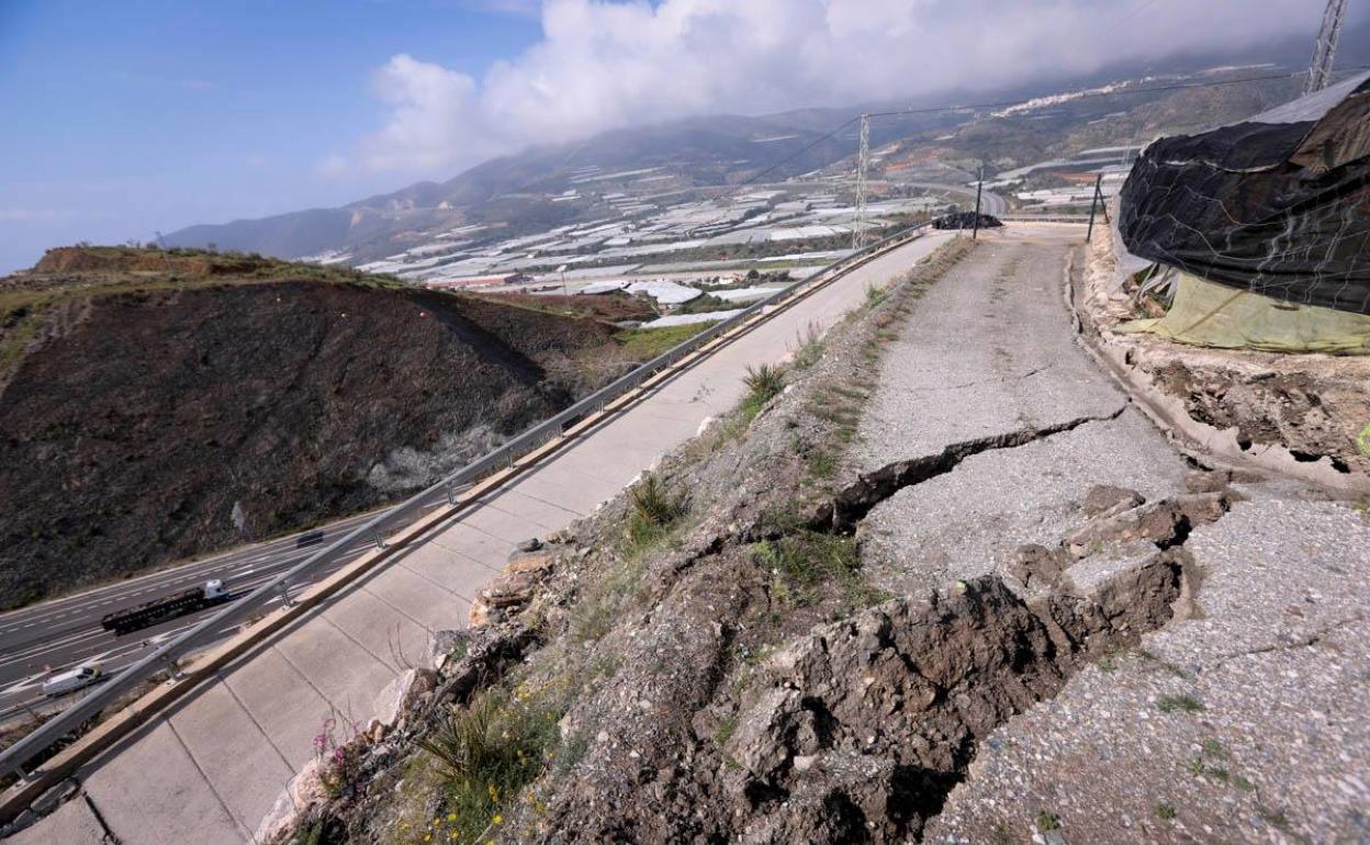 Reabren el acceso a la A-7 desde Castell de Ferro tras el corrimiento de tierra